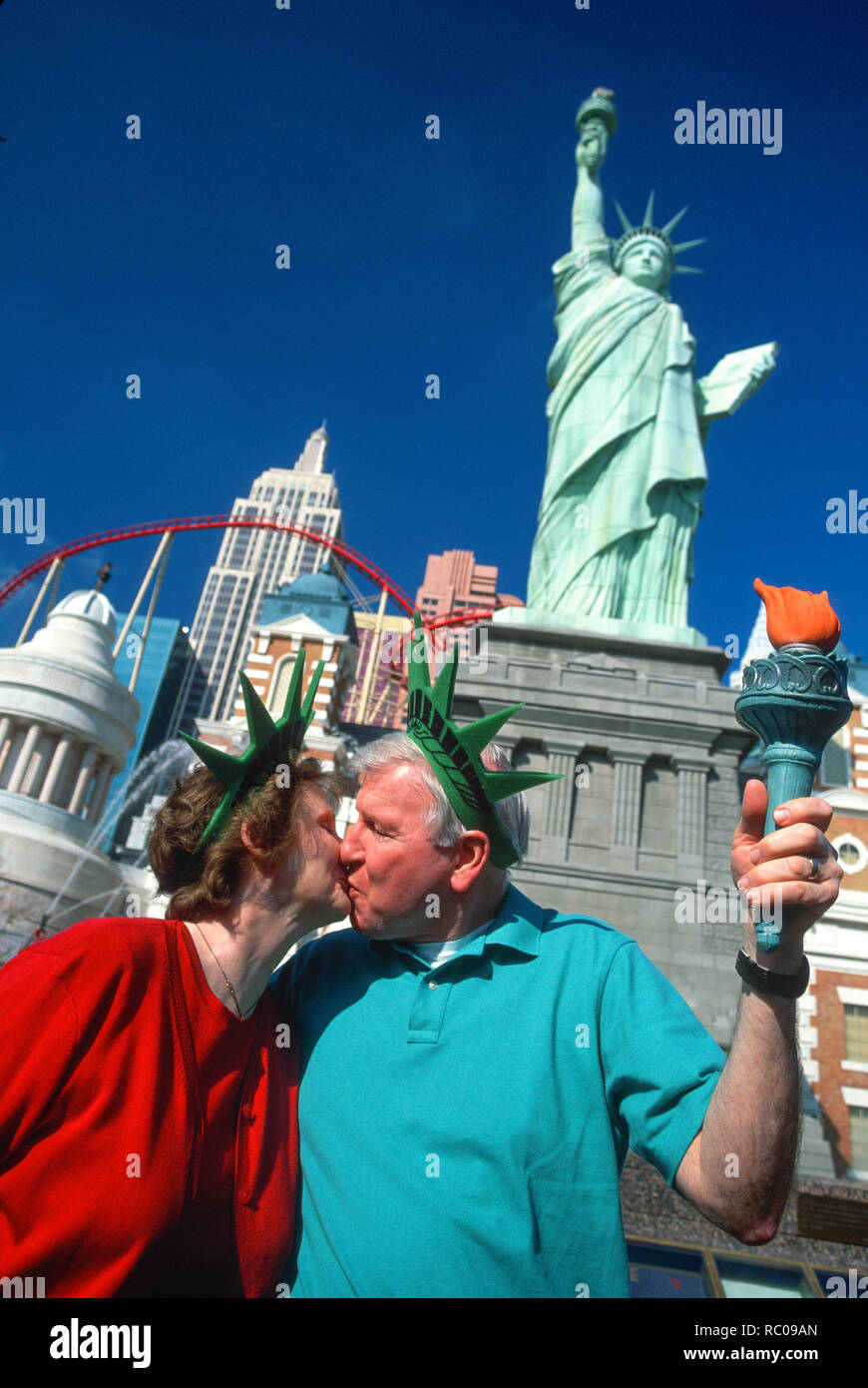 Paar Küssen vor New York New York Casino, Las Vegas, NV, Stockfoto