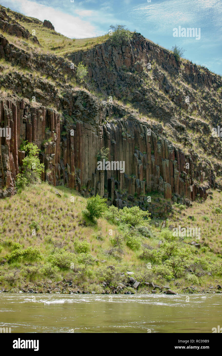 Rhyolit ist ein magmatisches Gestein. Die Strukturen werden als columnar Verfugung bezeichnet. Angesehen fromSnake Fluss in Hells Canyon National Recreation Area. Stockfoto