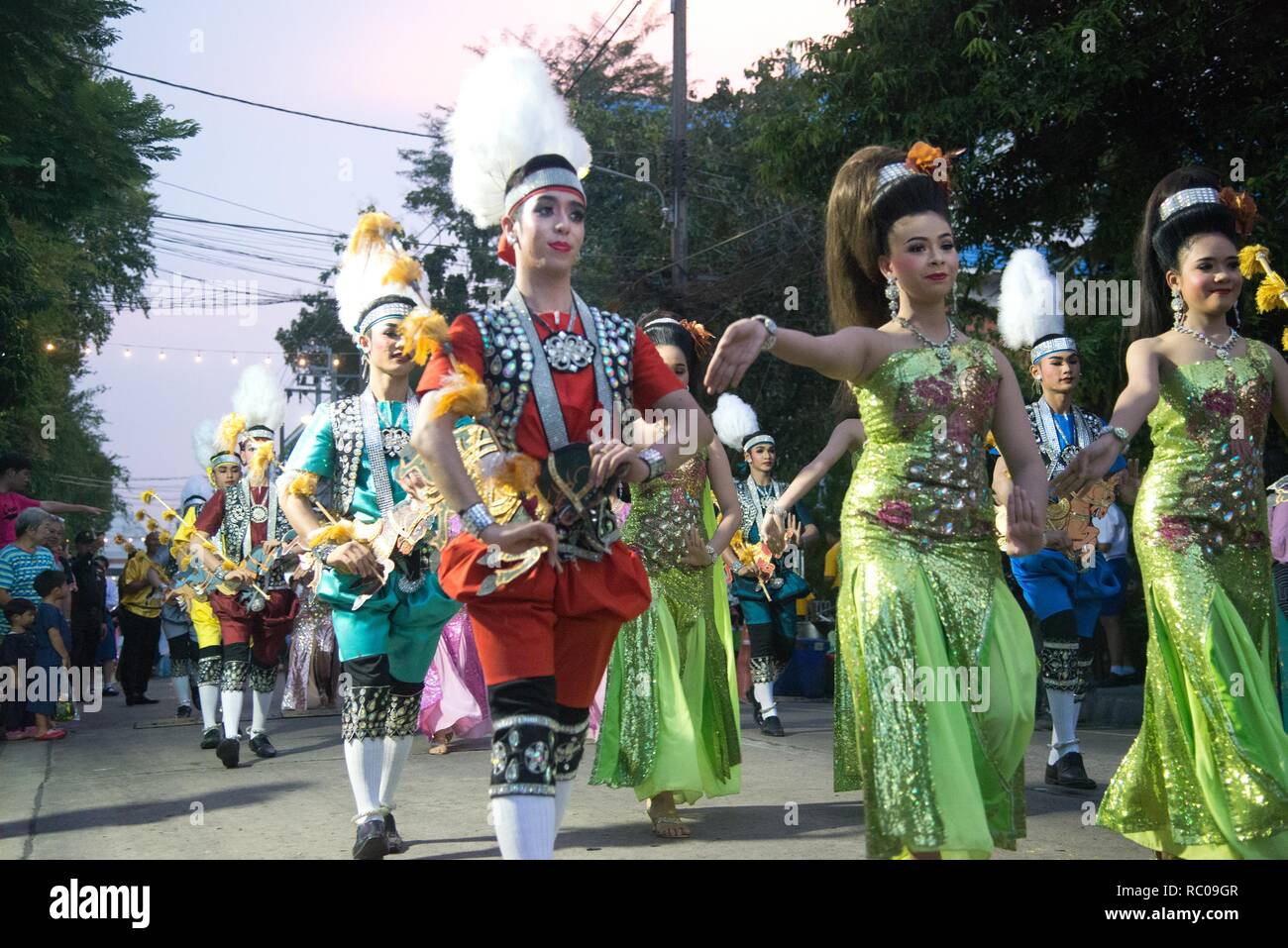 Die Parade der thailändischen traditionellen dramatischen Performance auf der Straße von Loykratong Festival. Stockfoto