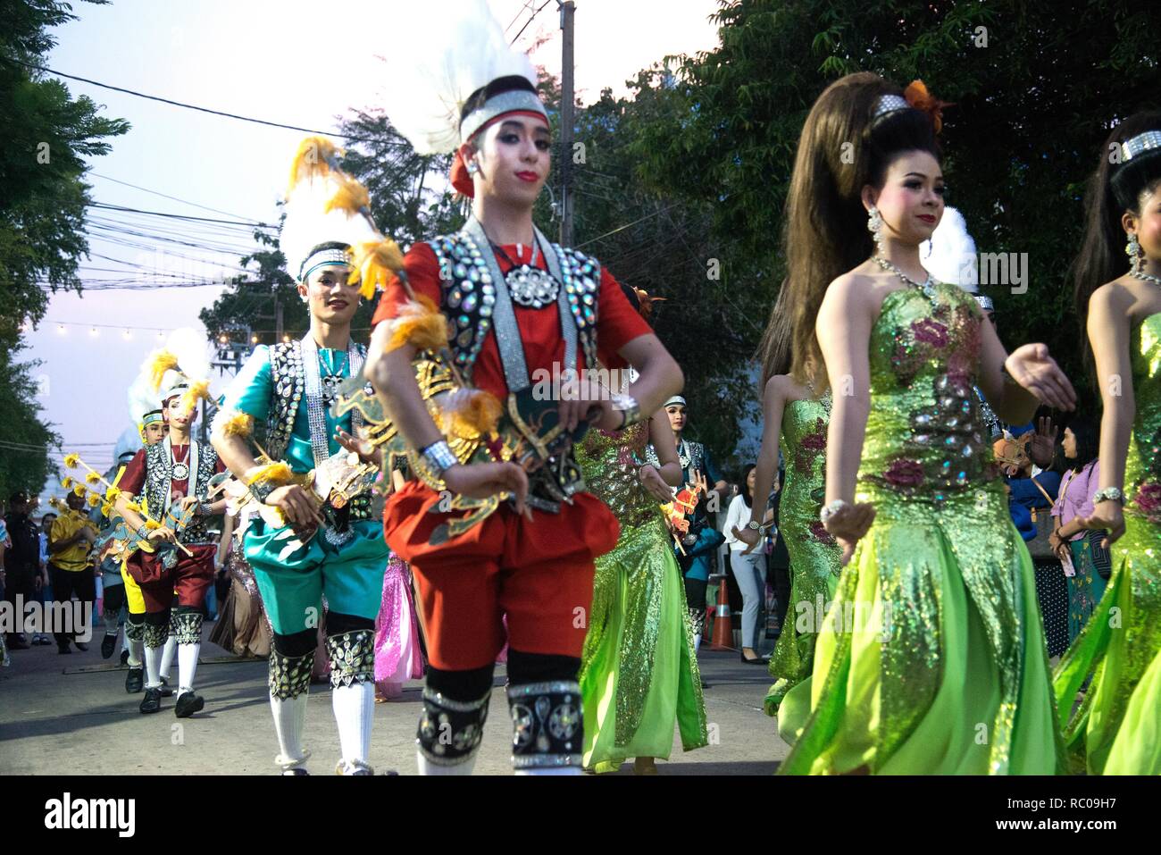 Die Parade der thailändischen traditionellen dramatischen Performance auf der Straße von Loykratong Festival. Stockfoto