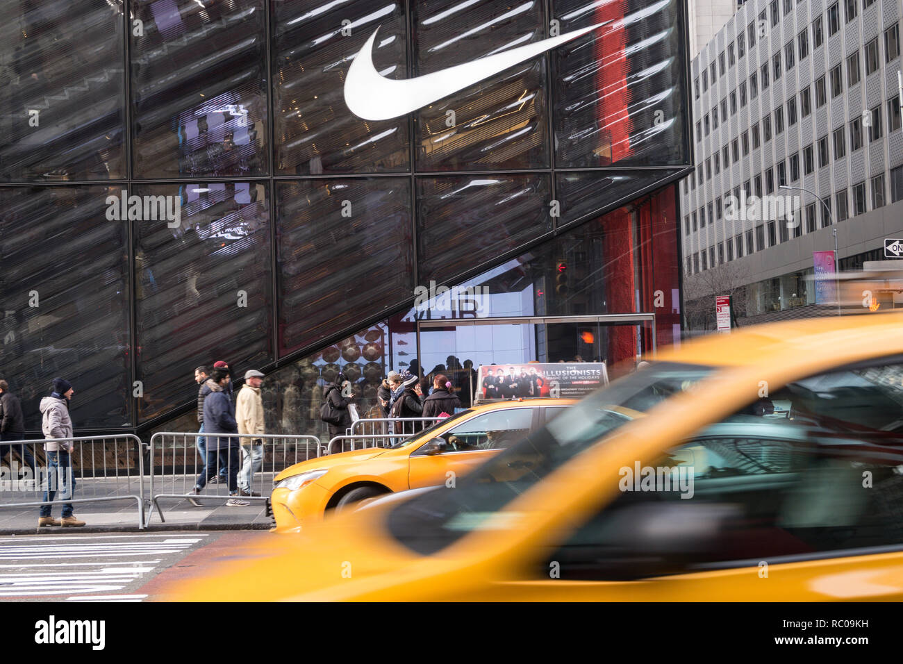 Nike Swoosh Logo auf der 650 Fifth Avenue Flaggschiff Storefront, Midtown Manhattan, New York City, USA Stockfoto