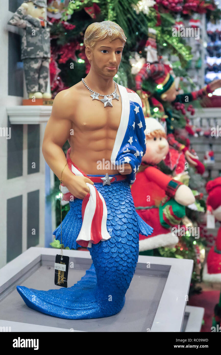 Kitschig Merman Statue für den Verkauf in einem Weihnachten Shop in Little Italy, New York City, USA Stockfoto