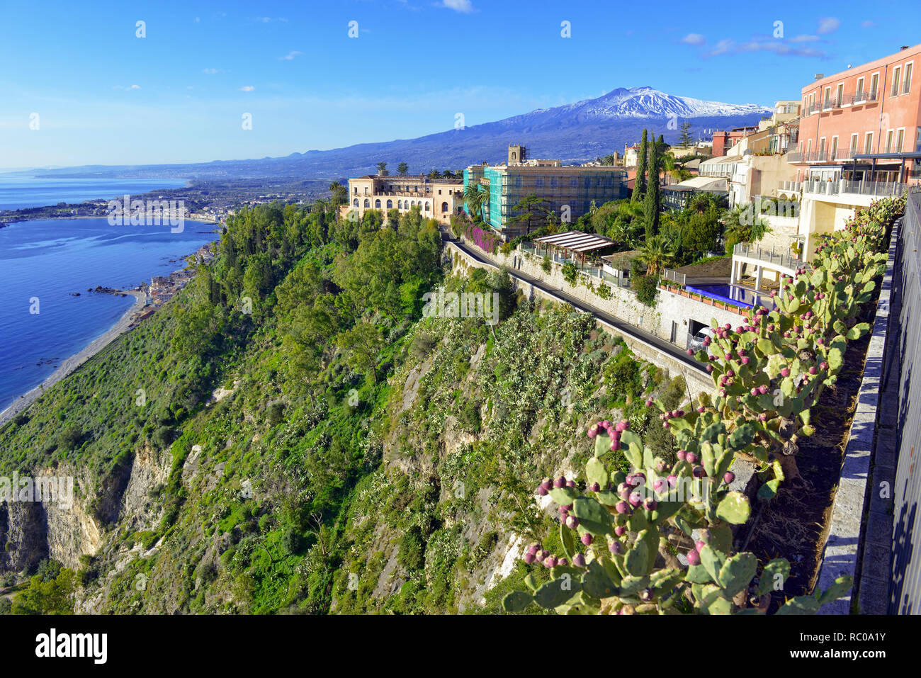 Vulkan Ätna angesehen aus der Stadt und auf dem Land von Taormina in Sizilien, Italien Stockfoto