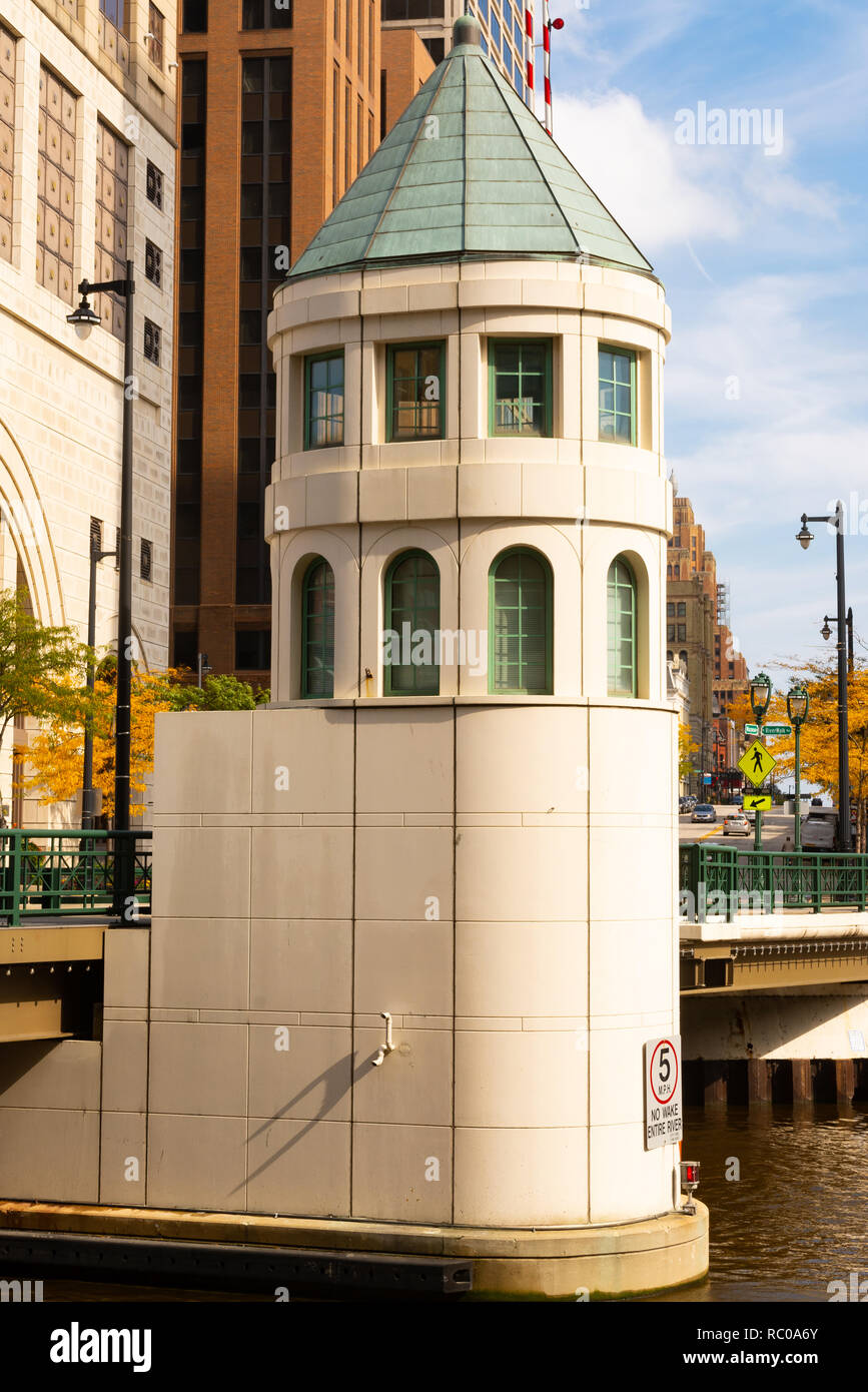 Die "Wisconsin Avenue Bridge' Tower mit der Innenstadt von Milwaukee, Wisconsin im Hintergrund auf einem Herbstnachmittag. Stockfoto