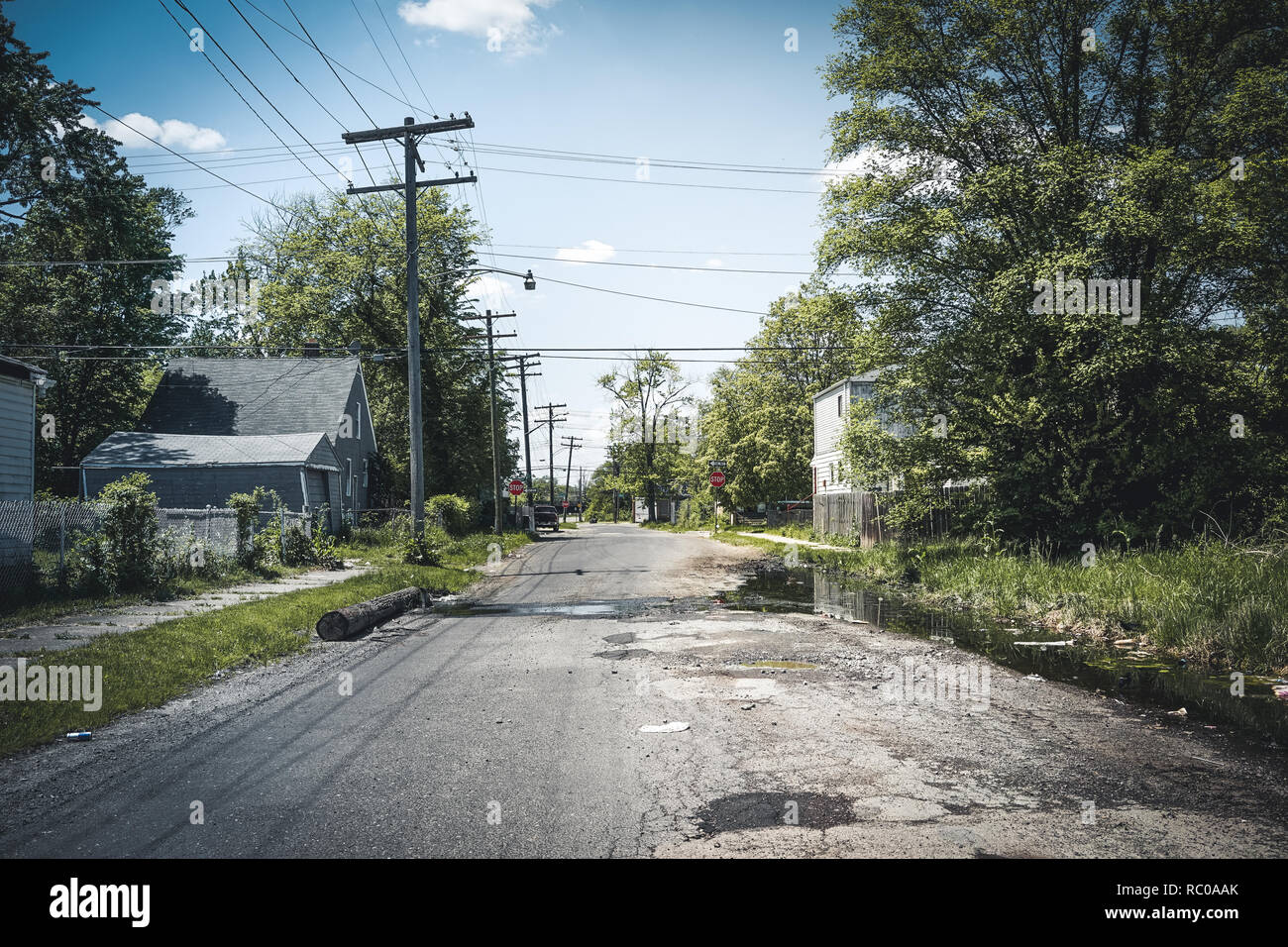 Detroit, Michigan, Mai, 2018: aufgegeben und beschädigte Einfamilienhaus in der Nähe der Innenstadt von Detroit. Foto in den USA übernommen. Stockfoto