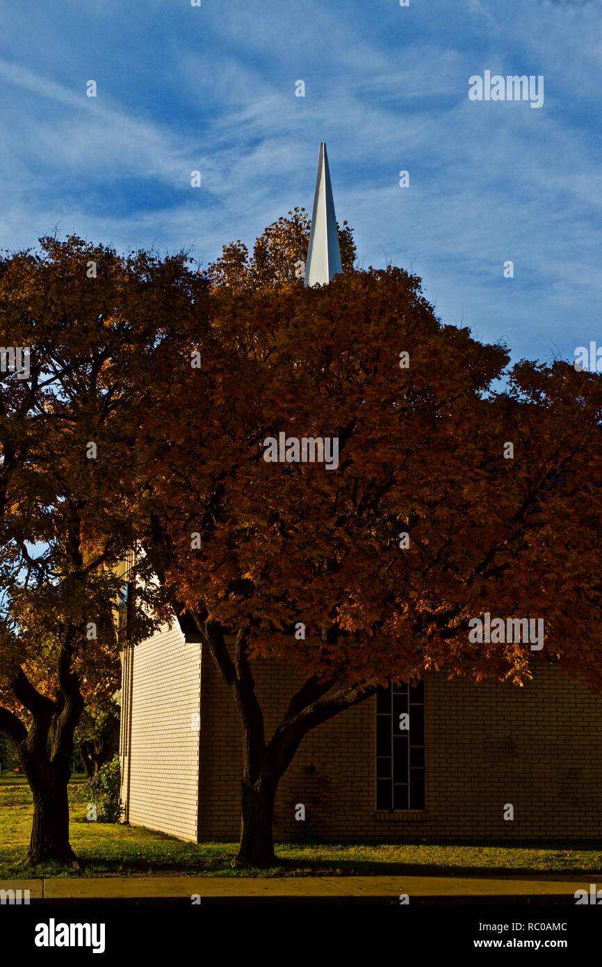 Kirchturm und Herbst Baum Farbe, Canyon, Texas Stockfoto