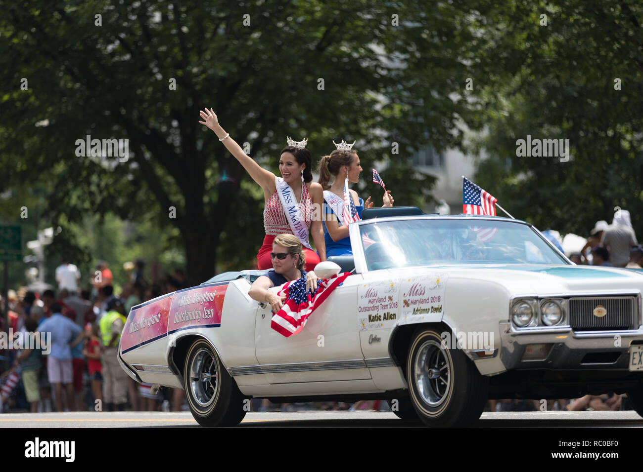 Washington, D.C., USA, 4. Juli 2018, die nationale Unabhängigkeit Day Parade, Miss Maryland reiten auf dem Rücken eines Auto, gehen die Constitution Avenue Stockfoto