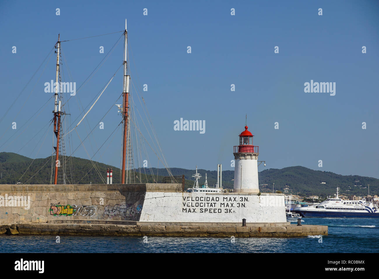 FORMENTERA, Spanien, 19. Juli 2018: die Geschwindigkeitsanzeige auf dem Port Dock. Anmeldung an Pier Stockfoto