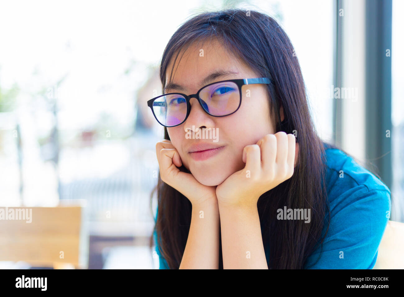 Junge glücklich weibliche Teenager tragen Brillen für selfie Bild posiert, Raum für Raum kopieren Stockfoto