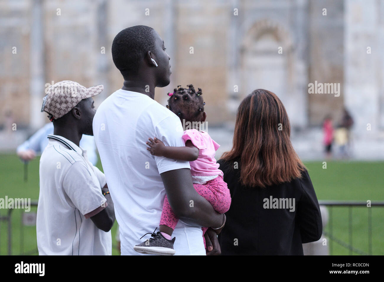 Touristen bewundern Sie den schiefen Turm von Pisa, Toskana, Italien, Europa, Stockfoto