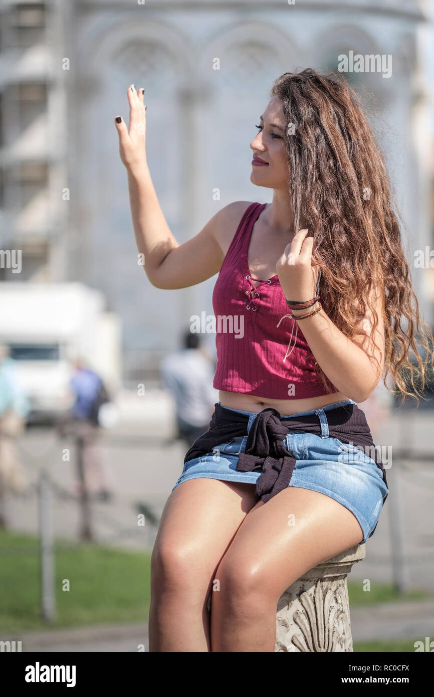 Touristen halten den schiefen Turm von Pisa, Toskana, Italien, Europa, Stockfoto