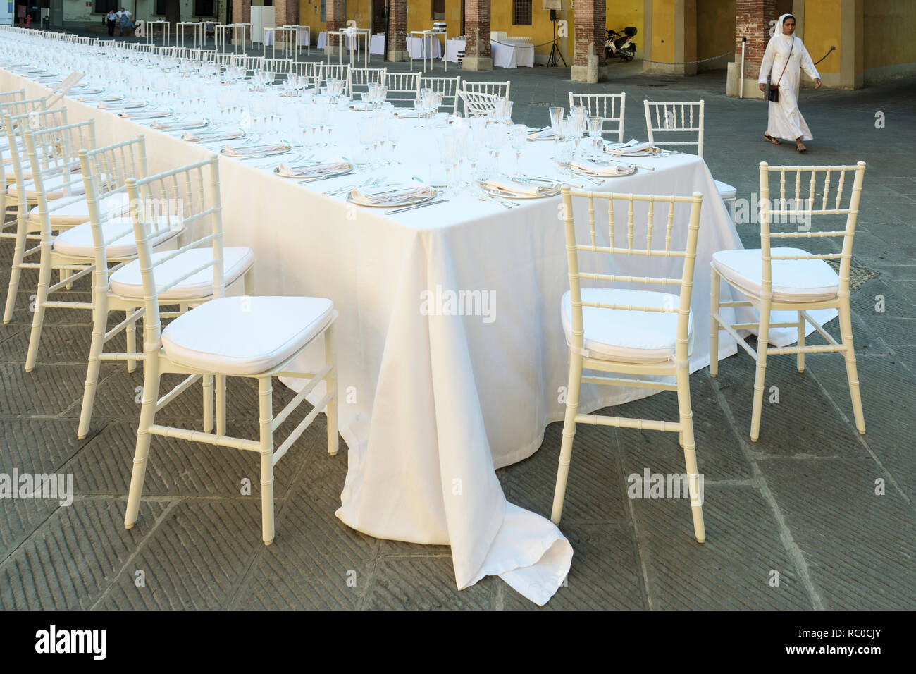 Tabelle für große outdoor Funktion, ungefähr 80 Leute. Pisa, Toskana, Italien, Europa Stockfoto
