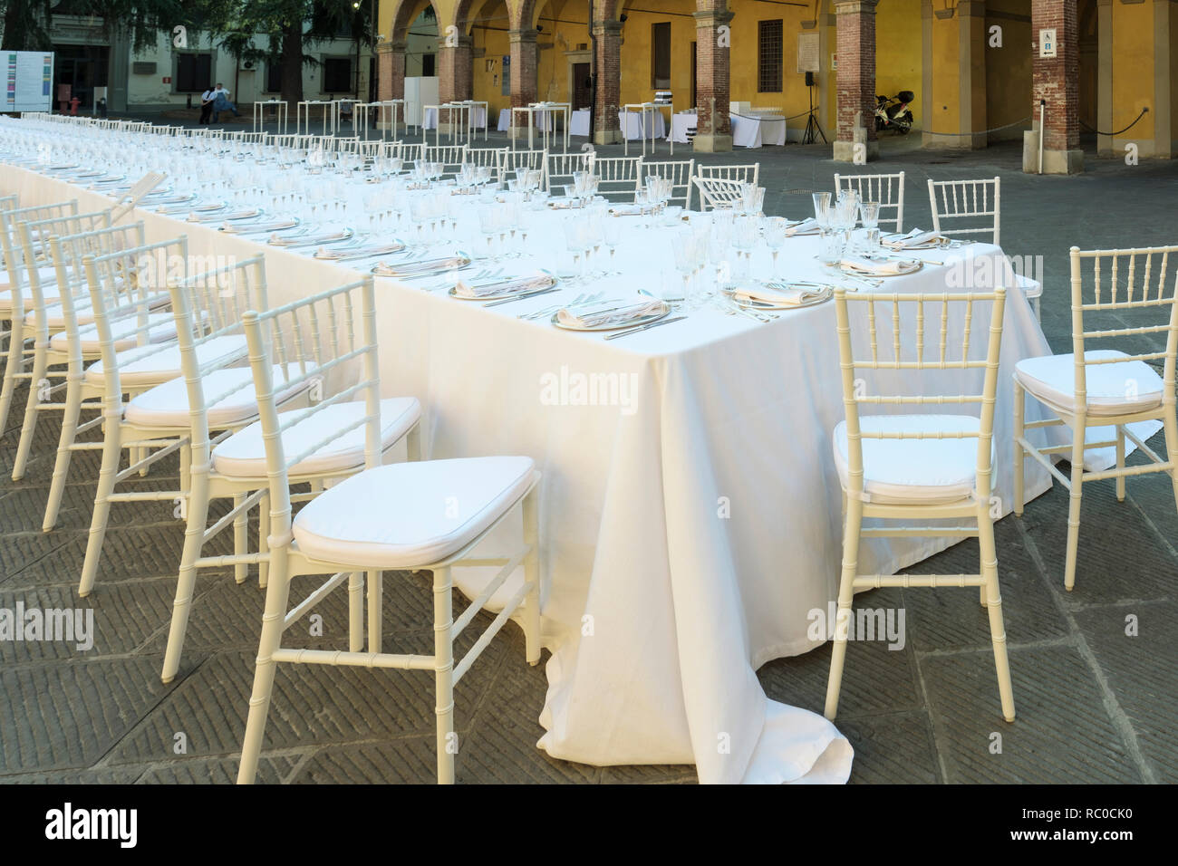 Tabelle für große outdoor Funktion, ungefähr 80 Leute. Pisa, Toskana, Italien, Europa Stockfoto