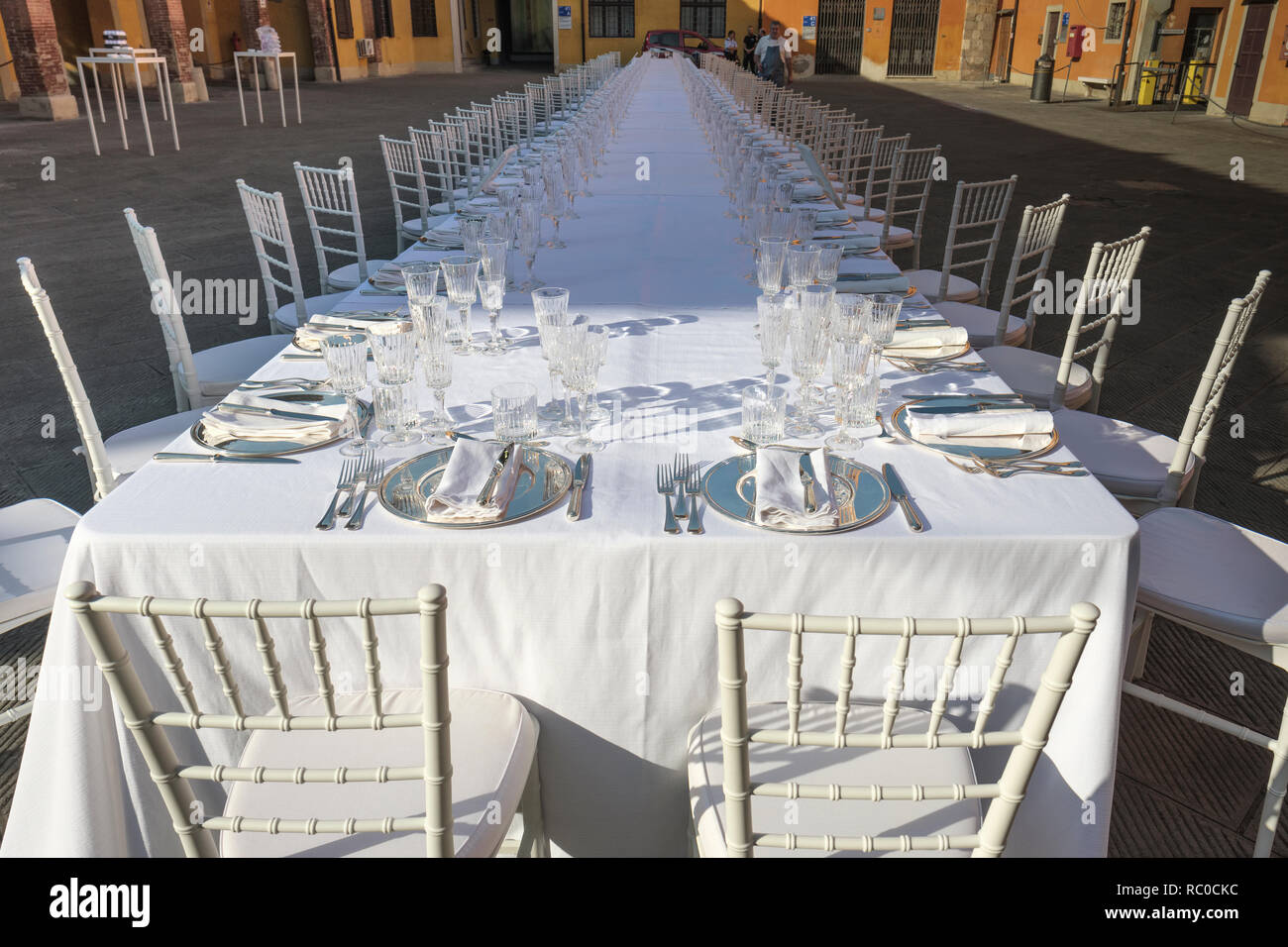 Tabelle für große outdoor Funktion, ungefähr 80 Leute. Pisa, Toskana, Italien, Europa Stockfoto