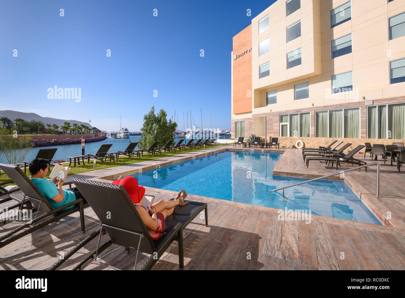 Paar genießen Sie den Pool im Hyatt Place Hotel, La Paz, Baja California Sur, Mexiko. Stockfoto