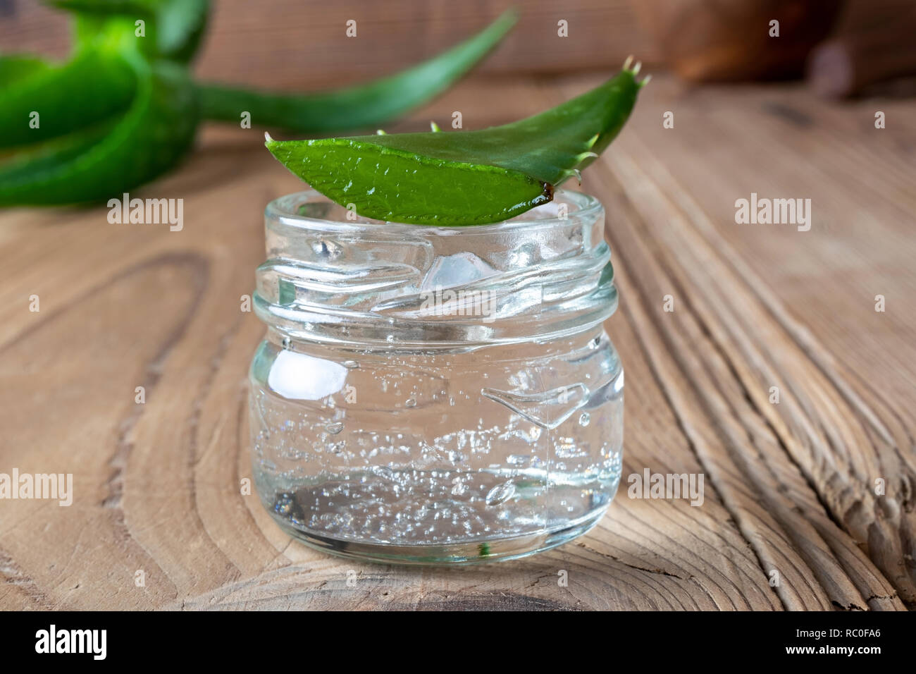 Aloe vera Gel im Glas und frisches Blatt Stockfotografie - Alamy