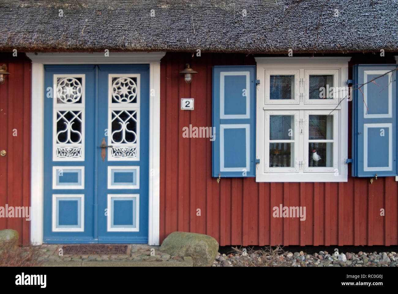 Tür und Fenster im Alten Kapitänshaus, Born, Darß, Fischland-Darß-Zingst, Mecklenburg-Vorpommern, Deutschland, Europa | Tür und Fenster in einem alten Ca Stockfoto