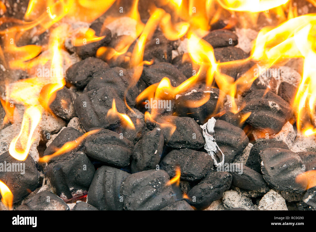 Holzkohlegrill mit Feuer Stockfoto