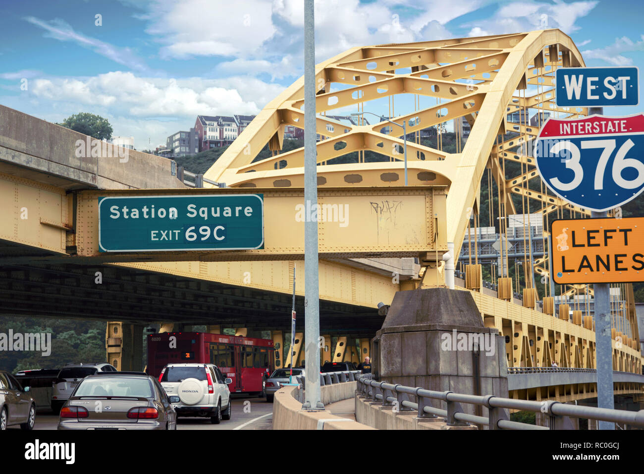 Der Verkehr auf der Brücke in Pittsburgh Fort Pitt Stockfoto