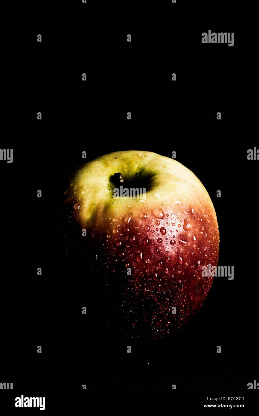 Roter Und Gruner Apfel Mit Wassertropfen In Ein Kontrastreiches Bild Und Dunklen Hintergrund Stockfotografie Alamy