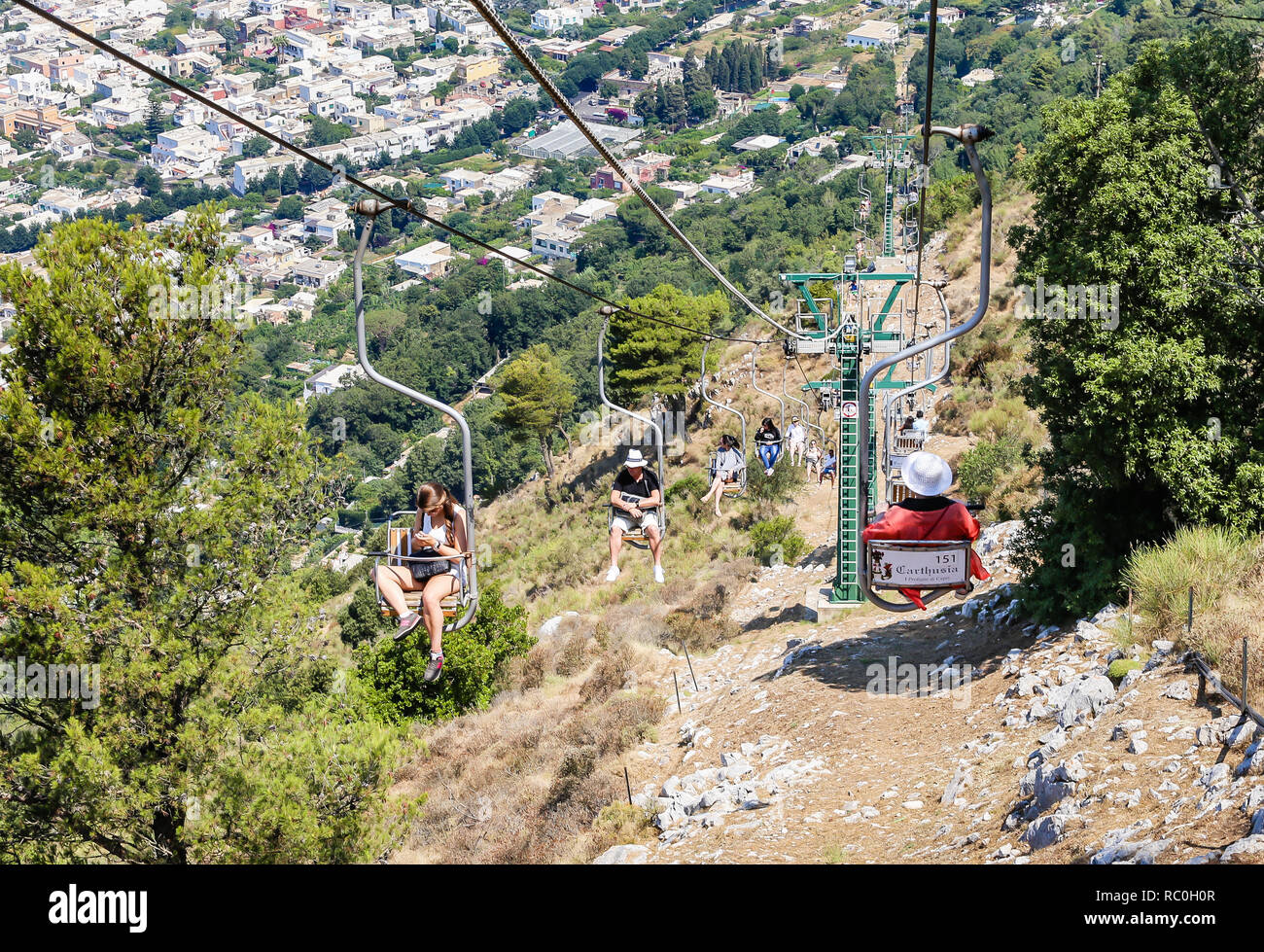 Touristen, die Berg- und Talfahrt. Capri ist ein beliebtes Reiseziel und eine Insel von Italien. Stockfoto