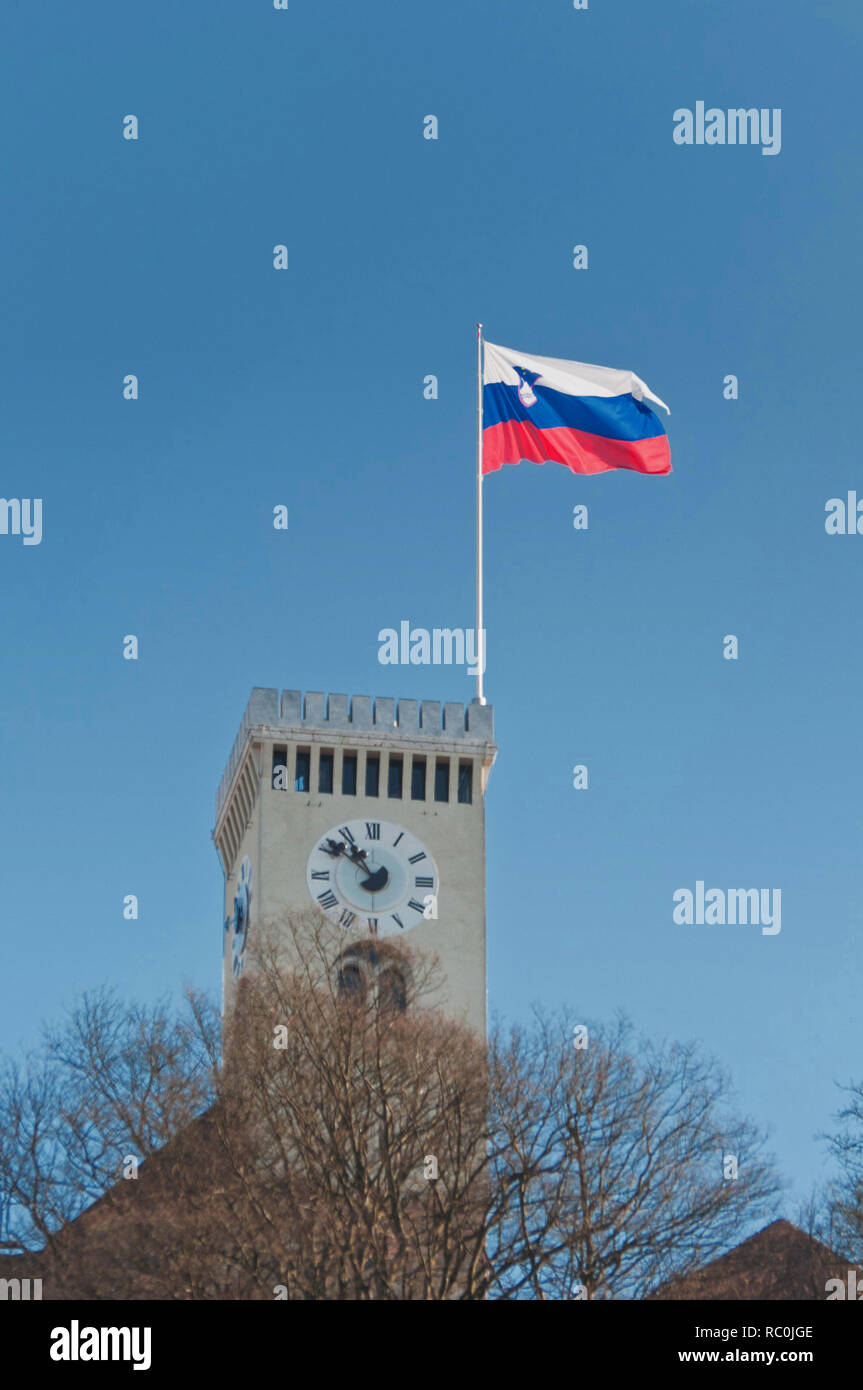 Turm der Burg von Ljubljana mit slowenischer Flagge über dem Turm fliegen Stockfoto