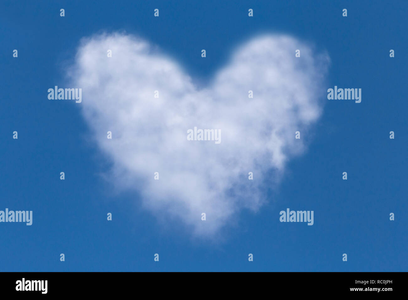 Valentin von Wolke in einem blauen Himmel gemacht Stockfoto