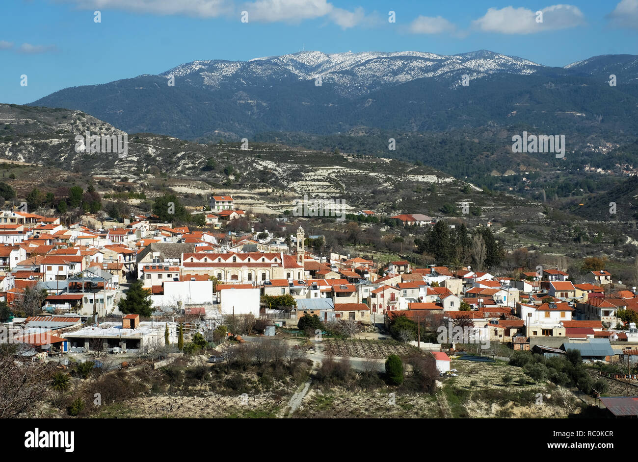 Ein Blick auf das Dorf von omodos und den schneebedeckten Mount Olympus im Troodos-gebirge, Zypern. Stockfoto