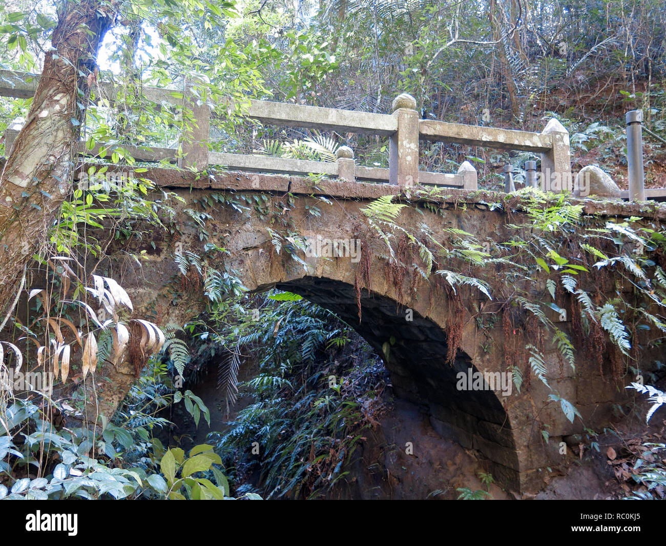 Klebreis Brücke, die Jahrhundert-alten Shuilian Brücke aus Stein Blöcke gemischt mit Klebreis gebaut wurde, dunkel braunem Zucker und Kalk - das ist eine sehr Stockfoto