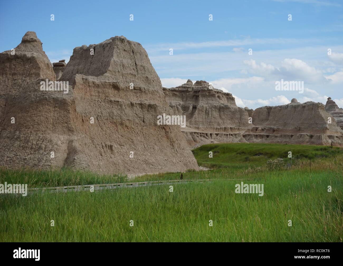 Windows erodiert Butte Neben Boardwalk, Badlands National Park, SD Stockfoto