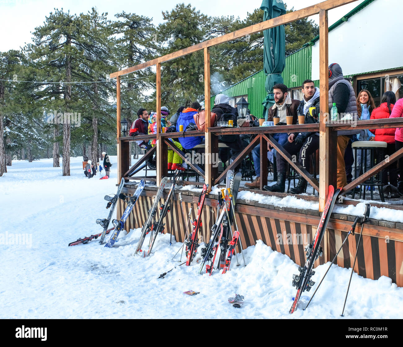 Skifahrer und Snowboarder genießen Sie feine Bedingungen am Sun Valley Ski Resort an den Hängen des Mount Olympus im Troodos-gebirge, Zypern. Stockfoto