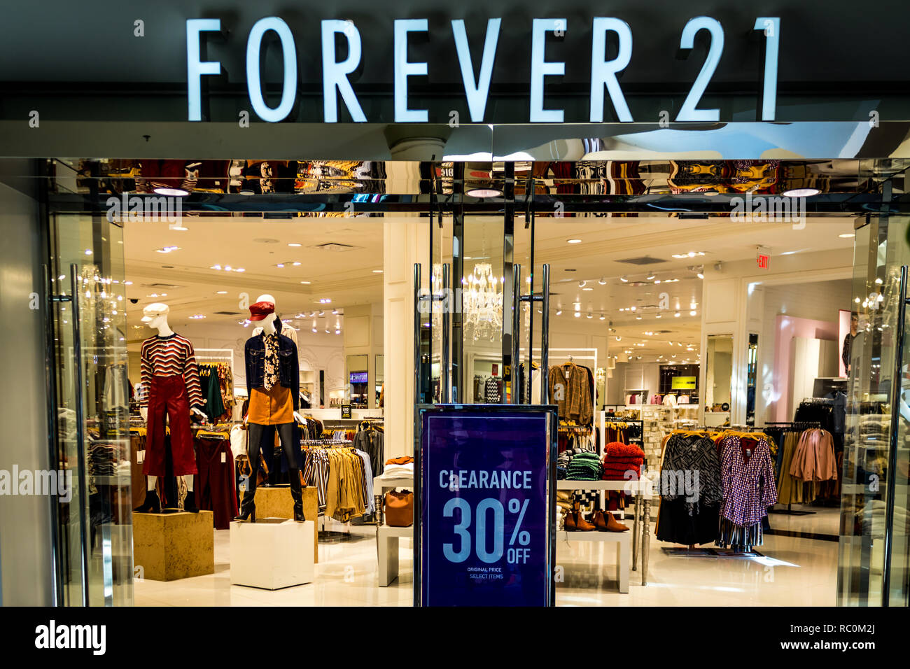 Rockaway, NJ - Januar 11, 2019: Forever 21 Store am Rockaway Mall Werbung Ermäßigungen nach den Feiertagen Stockfoto