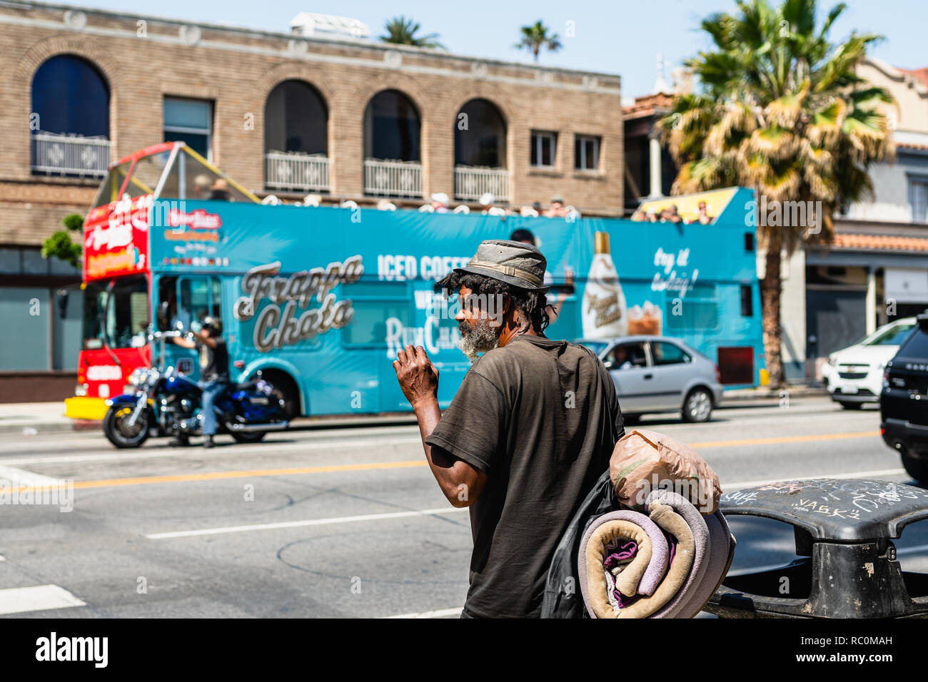 Sunset Boulevard, Stau und Obdachlosen zu Fuß durch die Straße, Los Angeles, Hollywood, Kalifornien, 10. Mai 2018 Stockfoto