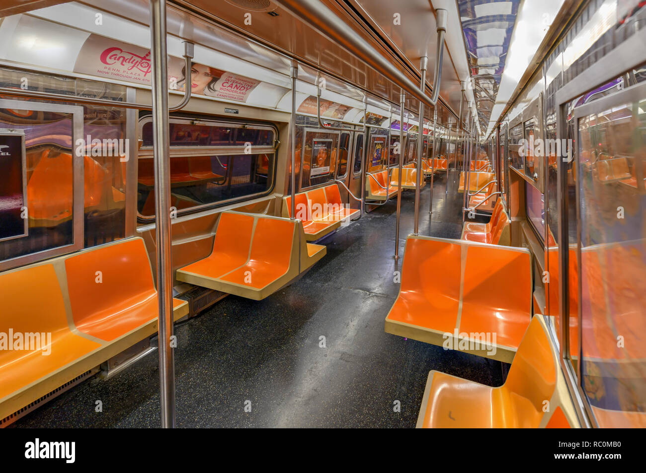New York City - 8. Dezember 2018: Leerer Zug Auto in der New York City Transit System. Stockfoto