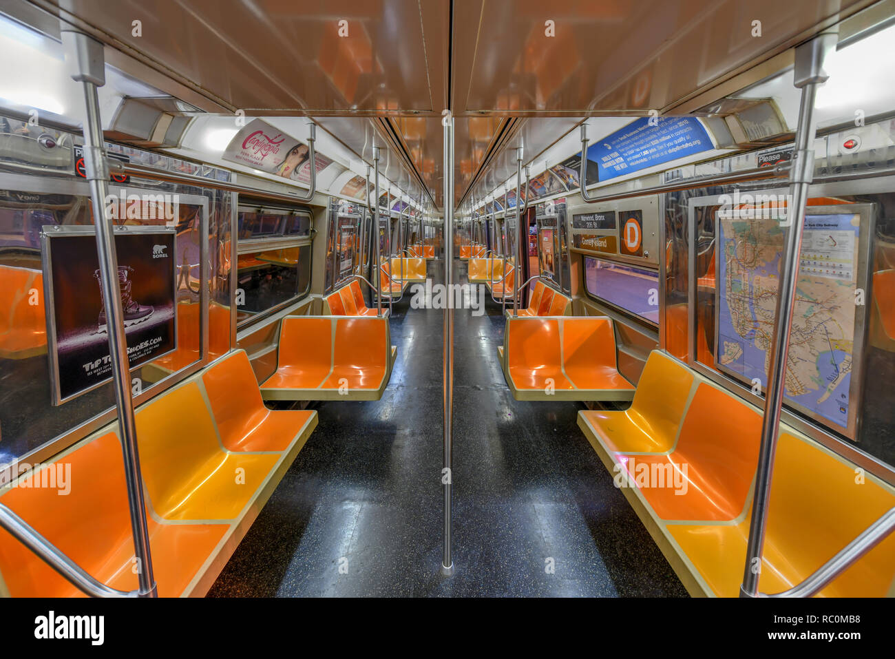 New York City - 8. Dezember 2018: Leerer Zug Auto in der New York City Transit System. Stockfoto