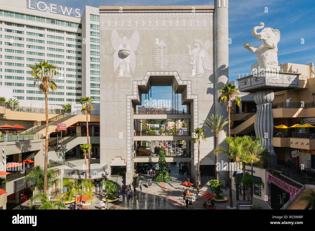 Dolby Theatre in Hollywood und Highland Center in Downtown Hollywood Boulevard, Los Angeles, Hollywood Hills, und nur wenige Touristen, 27. November 2018 Stockfoto