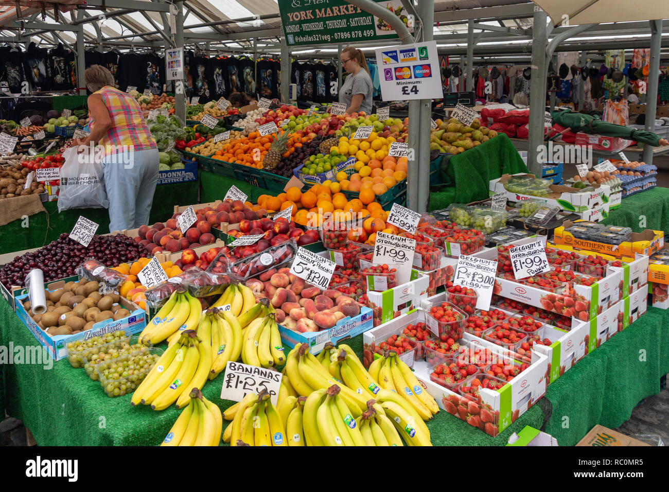 Obst- und Gemüsestände auf dem Shambles Outdoor Market, Newgate,York, North Yorkshire, England, Vereinigtes Königreich Stockfoto