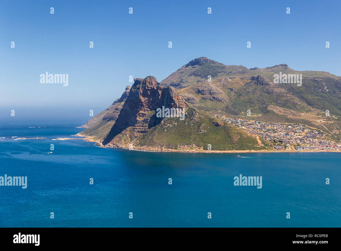 Hout Bay an der felsigen Küste von Scenic Drive in Kapstadt Stockfoto