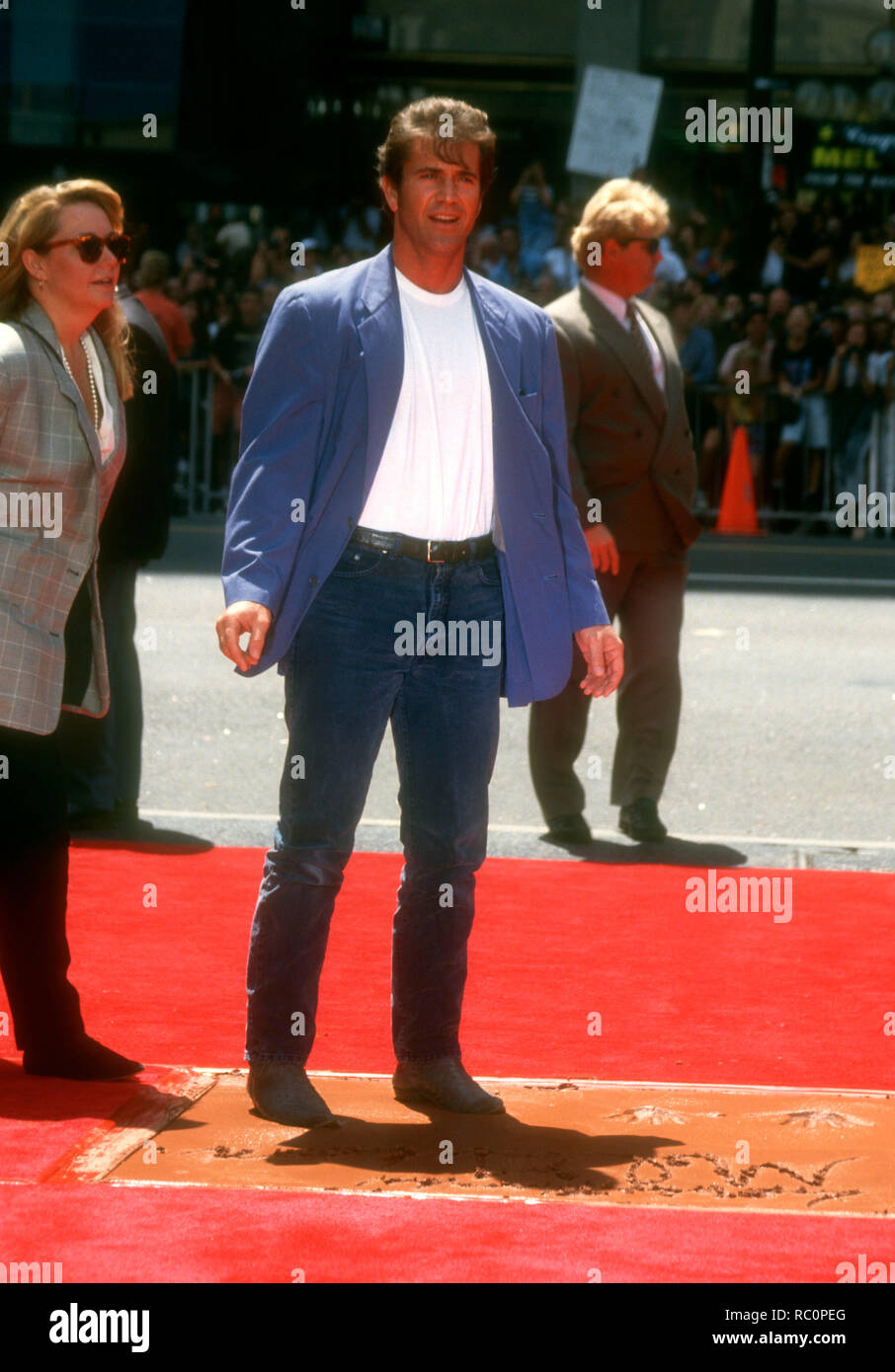 HOLLYWOOD, CA - 23. August: Schauspieler Mel Gibson legt seine Hand- und Fuß-Drucke in Zement am 23. August 1993 im Mann's Chinese Theatre in Hollywood, Kalifornien. Foto von Barry King/Alamy Stock Foto Stockfoto