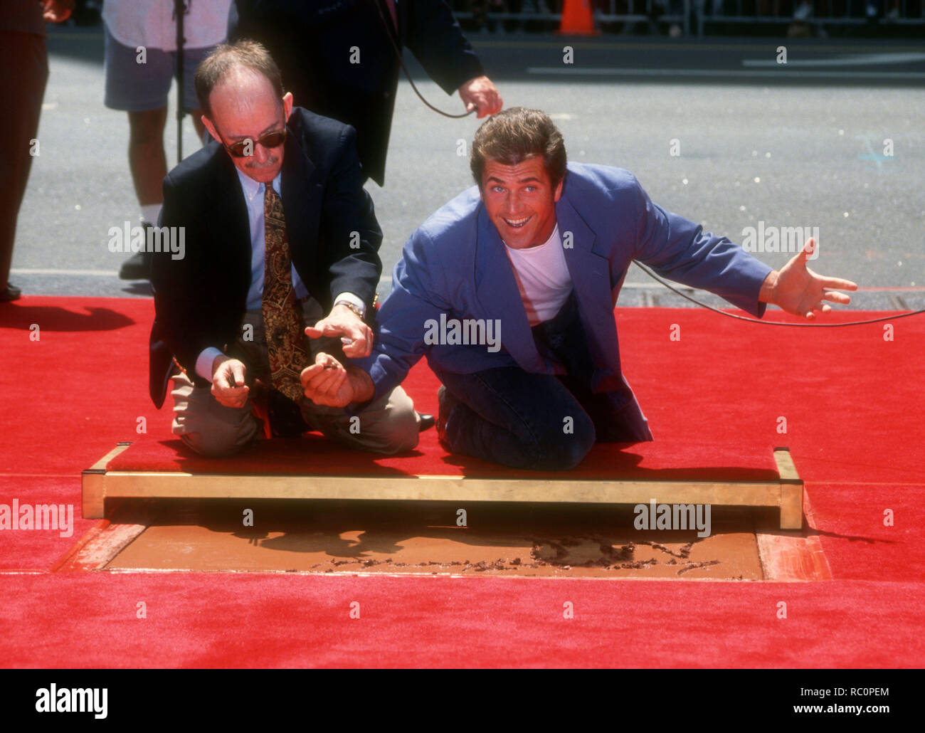 HOLLYWOOD, CA - 23. August: Schauspieler Mel Gibson legt seine Hand- und Fuß-Drucke in Zement am 23. August 1993 im Mann's Chinese Theatre in Hollywood, Kalifornien. Foto von Barry King/Alamy Stock Foto Stockfoto