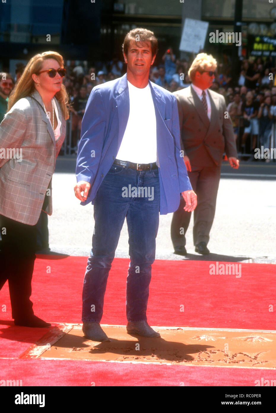 HOLLYWOOD, CA - 23. August: Schauspieler Mel Gibson legt seine Hand- und Fuß-Drucke in Zement am 23. August 1993 im Mann's Chinese Theatre in Hollywood, Kalifornien. Foto von Barry King/Alamy Stock Foto Stockfoto