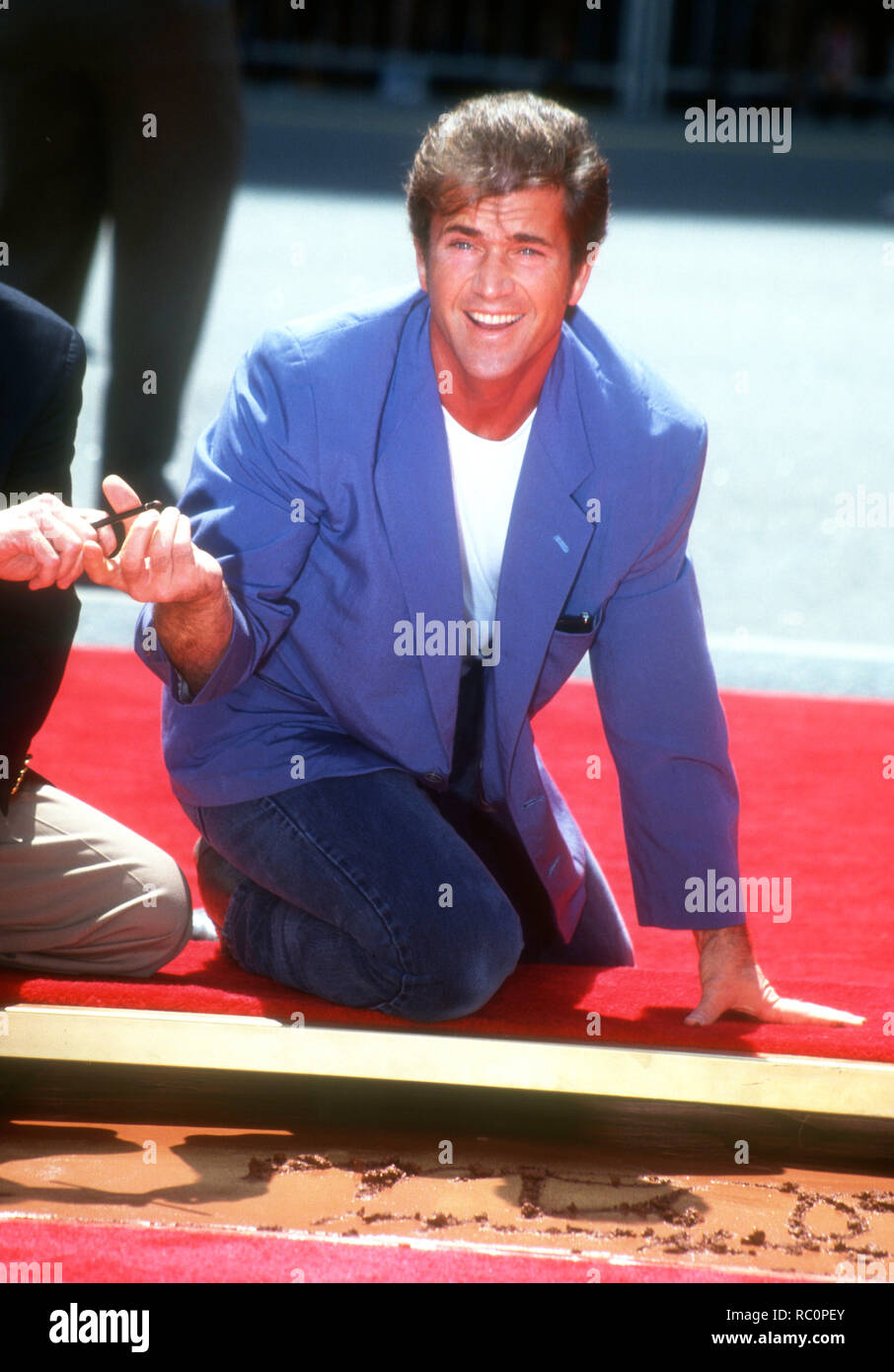 HOLLYWOOD, CA - 23. August: Schauspieler Mel Gibson legt seine Hand- und Fuß-Drucke in Zement am 23. August 1993 im Mann's Chinese Theatre in Hollywood, Kalifornien. Foto von Barry King/Alamy Stock Foto Stockfoto
