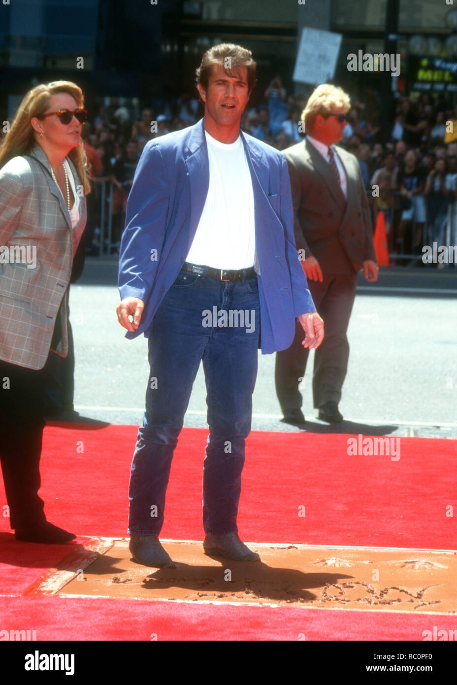 HOLLYWOOD, CA - 23. August: Schauspieler Mel Gibson legt seine Hand- und Fuß-Drucke in Zement am 23. August 1993 im Mann's Chinese Theatre in Hollywood, Kalifornien. Foto von Barry King/Alamy Stock Foto Stockfoto