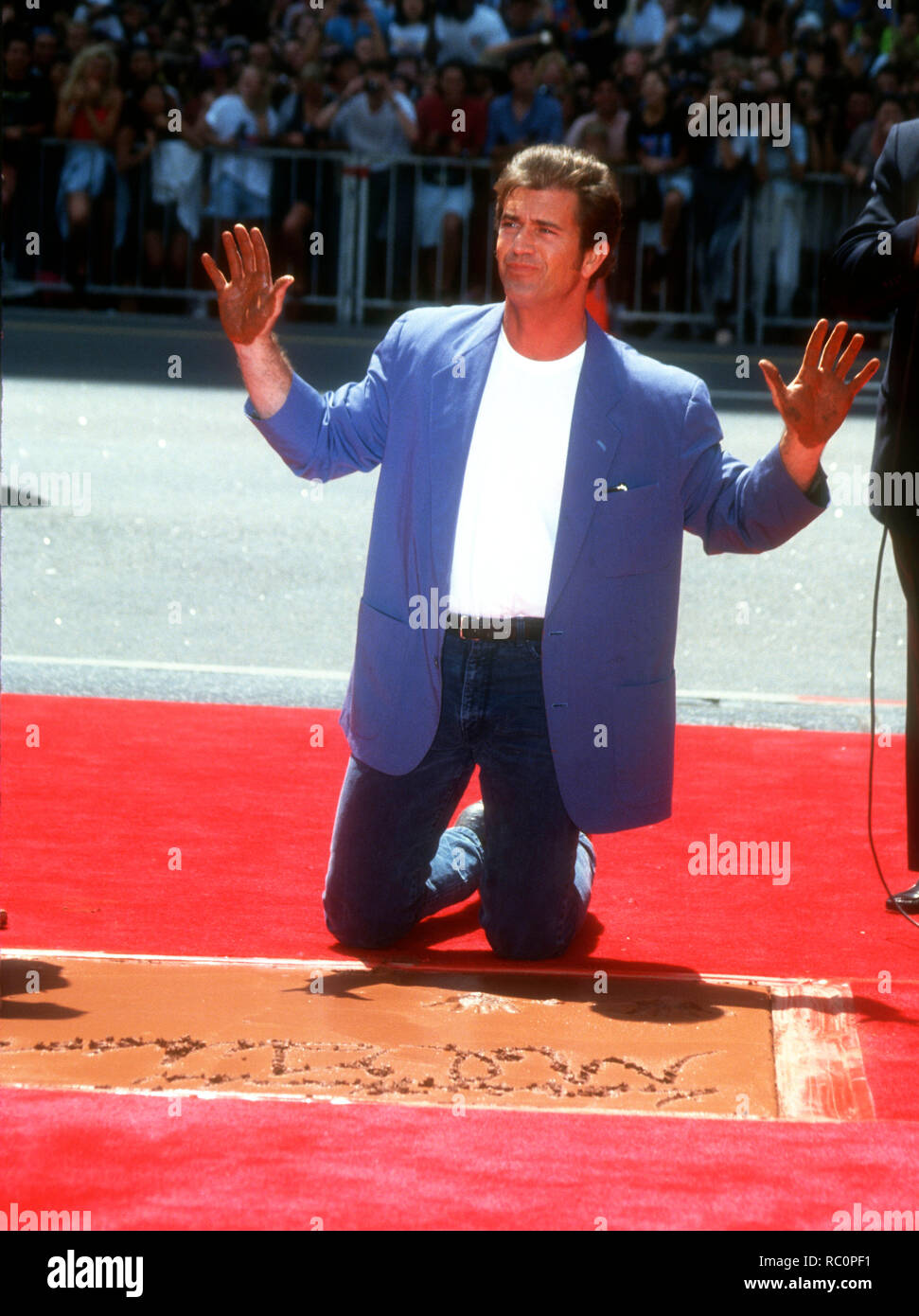 HOLLYWOOD, CA - 23. August: Schauspieler Mel Gibson legt seine Hand- und Fuß-Drucke in Zement am 23. August 1993 im Mann's Chinese Theatre in Hollywood, Kalifornien. Foto von Barry King/Alamy Stock Foto Stockfoto