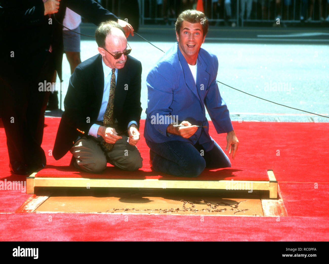 HOLLYWOOD, CA - 23. August: Schauspieler Mel Gibson legt seine Hand- und Fuß-Drucke in Zement am 23. August 1993 im Mann's Chinese Theatre in Hollywood, Kalifornien. Foto von Barry King/Alamy Stock Foto Stockfoto