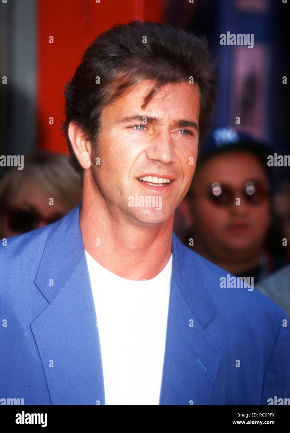 HOLLYWOOD, CA - 23. August: Schauspieler Mel Gibson legt seine Hand- und Fuß-Drucke in Zement am 23. August 1993 im Mann's Chinese Theatre in Hollywood, Kalifornien. Foto von Barry King/Alamy Stock Foto Stockfoto