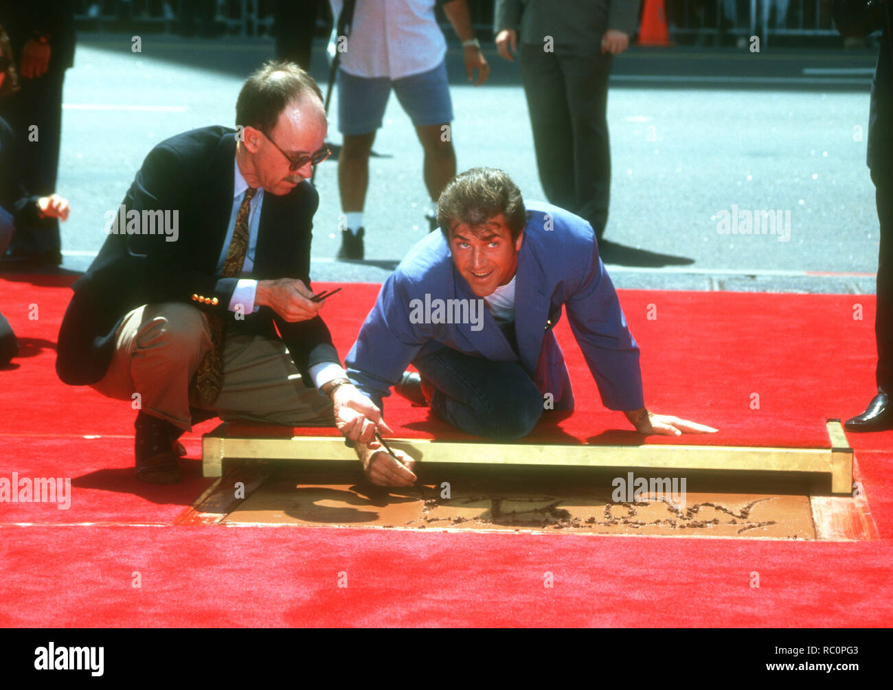 HOLLYWOOD, CA - 23. August: Schauspieler Mel Gibson legt seine Hand- und Fuß-Drucke in Zement am 23. August 1993 im Mann's Chinese Theatre in Hollywood, Kalifornien. Foto von Barry King/Alamy Stock Foto Stockfoto