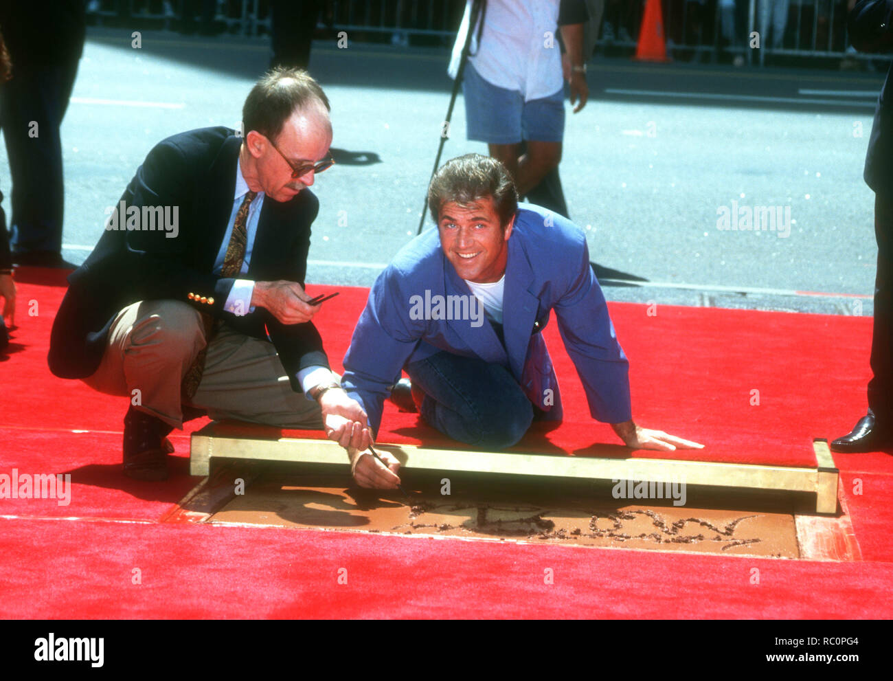 HOLLYWOOD, CA - 23. August: Schauspieler Mel Gibson legt seine Hand- und Fuß-Drucke in Zement am 23. August 1993 im Mann's Chinese Theatre in Hollywood, Kalifornien. Foto von Barry King/Alamy Stock Foto Stockfoto
