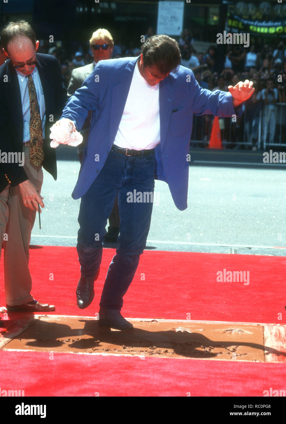 HOLLYWOOD, CA - 23. August: Schauspieler Mel Gibson legt seine Hand- und Fuß-Drucke in Zement am 23. August 1993 im Mann's Chinese Theatre in Hollywood, Kalifornien. Foto von Barry King/Alamy Stock Foto Stockfoto
