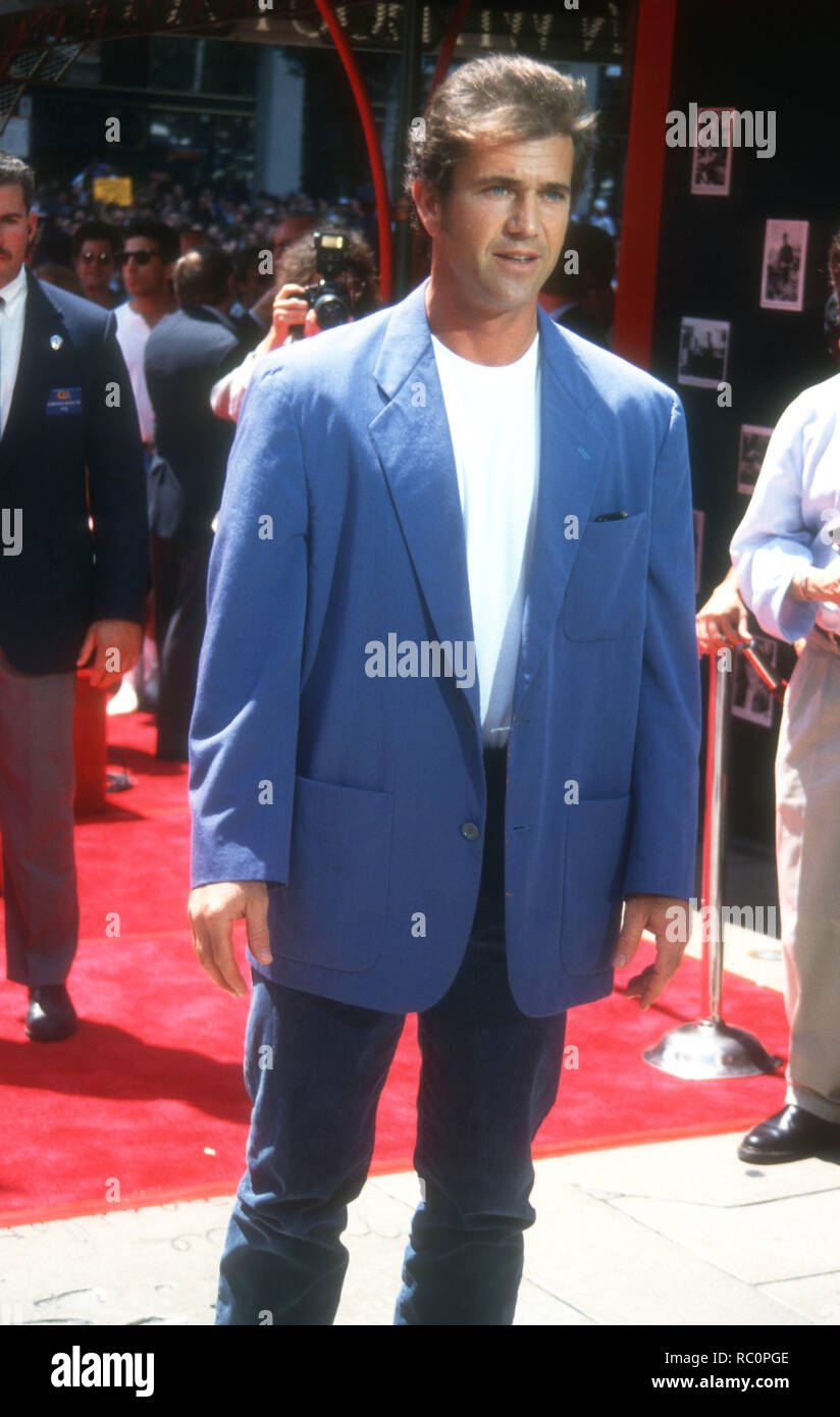 HOLLYWOOD, CA - 23. August: Schauspieler Mel Gibson legt seine Hand- und Fuß-Drucke in Zement am 23. August 1993 im Mann's Chinese Theatre in Hollywood, Kalifornien. Foto von Barry King/Alamy Stock Foto Stockfoto